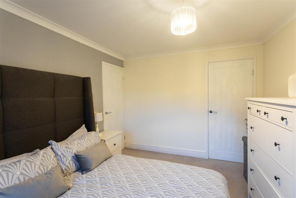 1 Redcar Close, Gedling, NG4 4EW-0024-Bedroom 2.jp