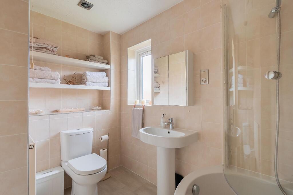 0S4GASG - Bathroom B.jpg