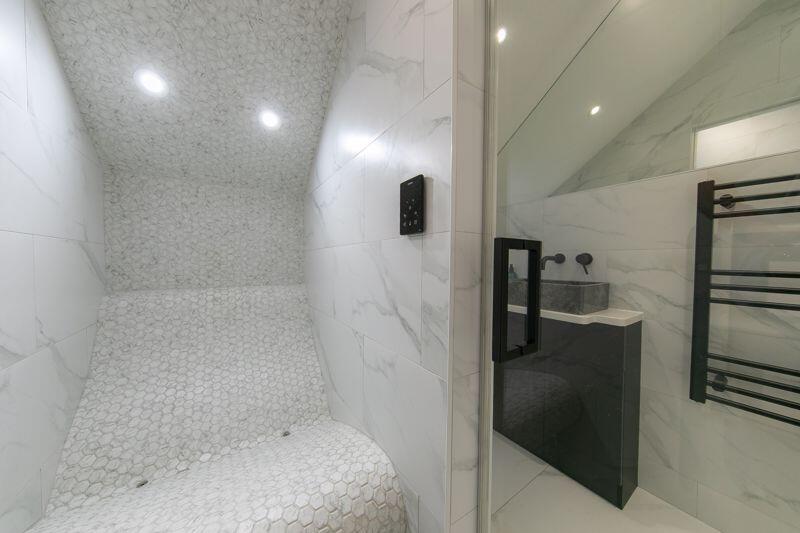 Shower &amp; steam room