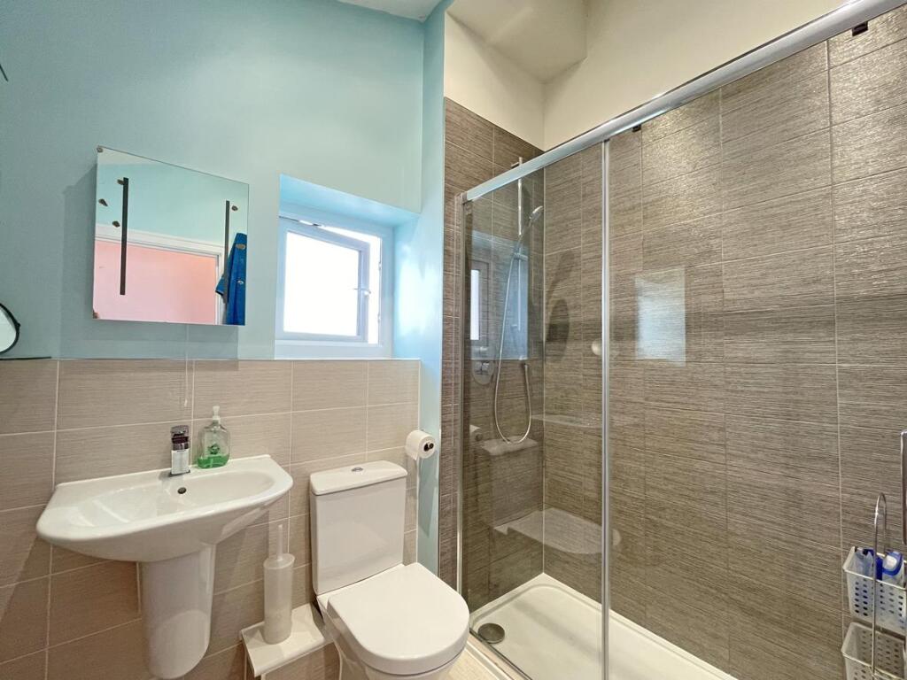 Solar Crescent 12 - Bed 1 En-Suite.jpg