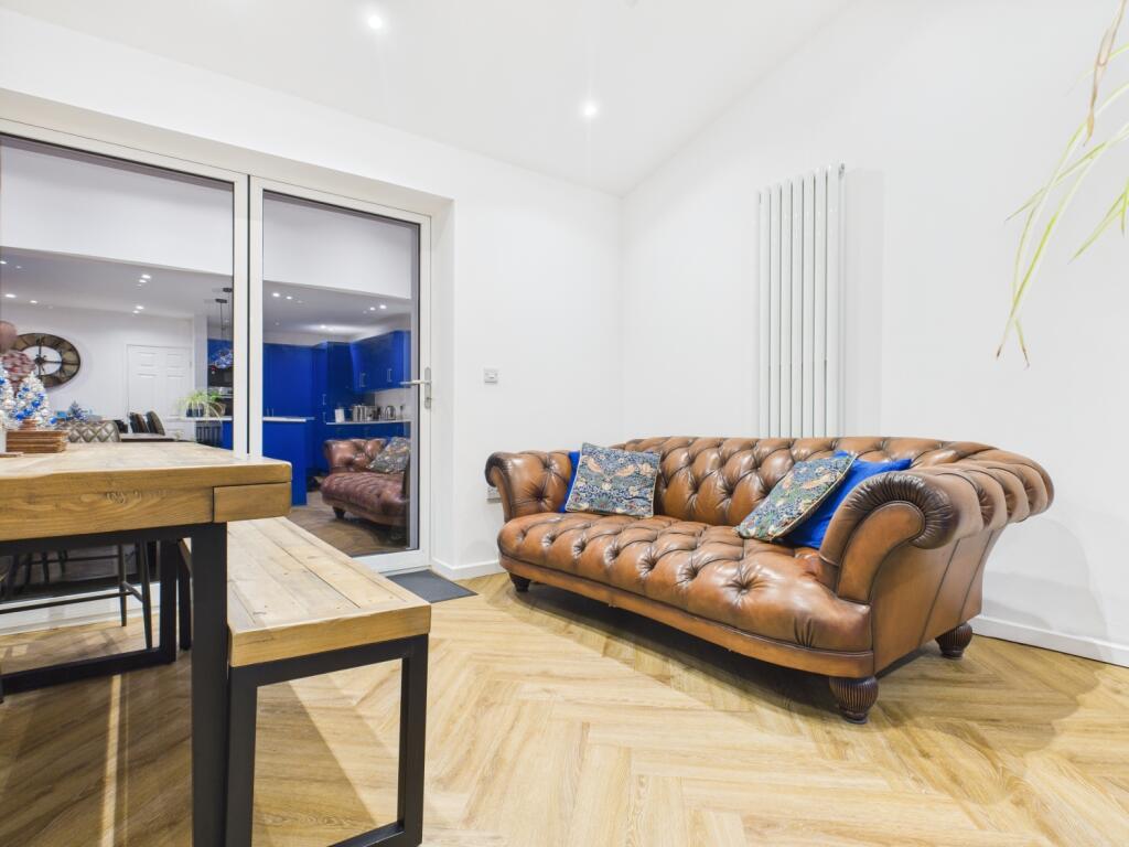 CAM03729G0-PR0201-STILL035