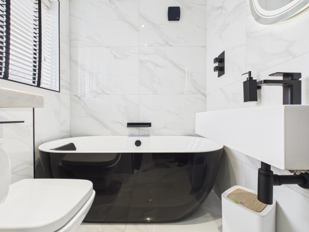 CAM03729G0-PR0173-STILL023