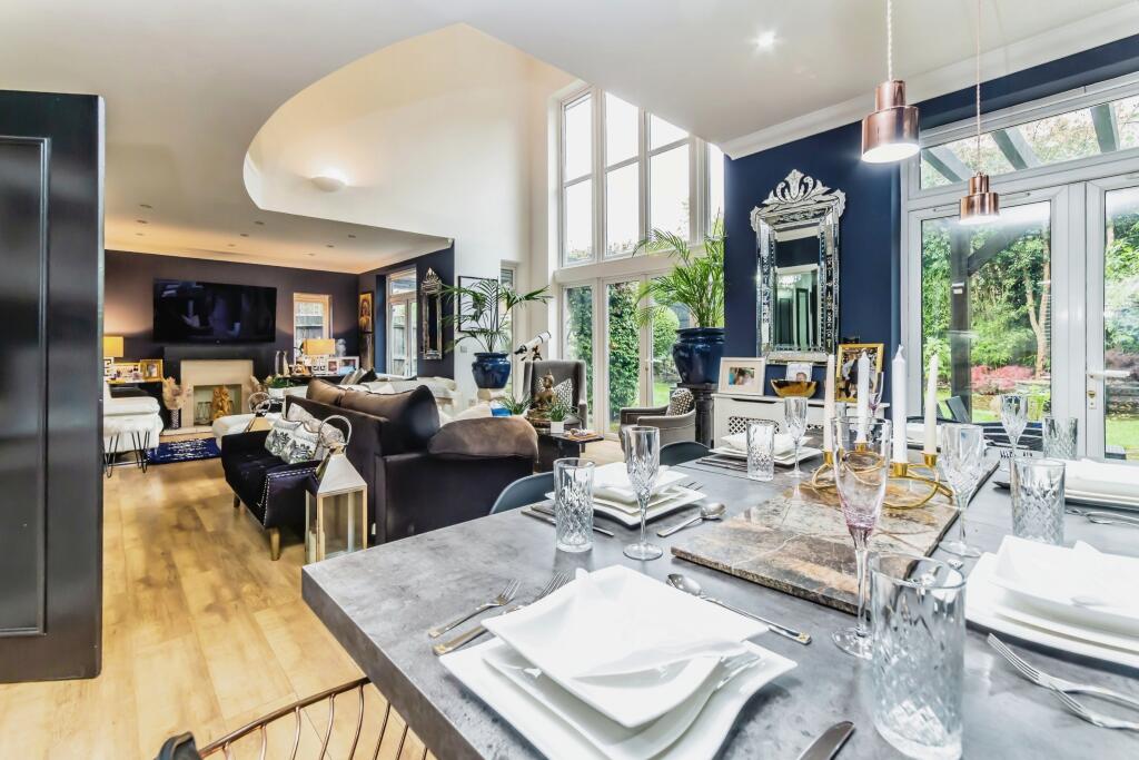 Lounge/Dining Room