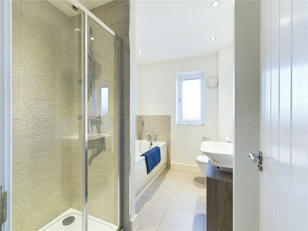 Family Bathroom W/Sh