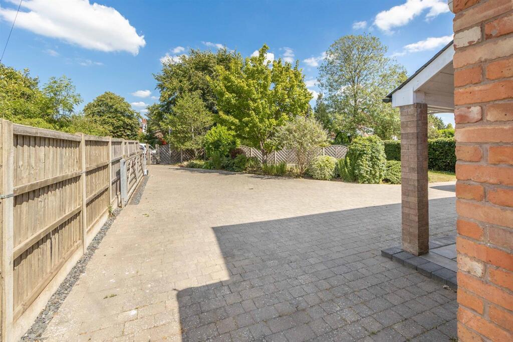 2 Barby Lane, Rugby (11).jpg