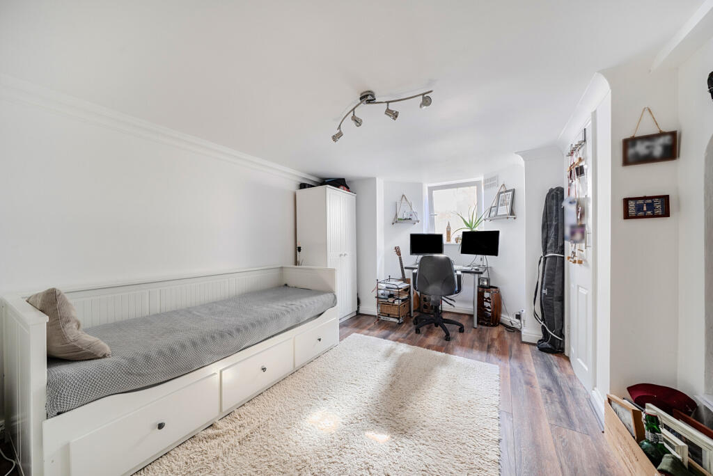 1364474-7-68e7a24...