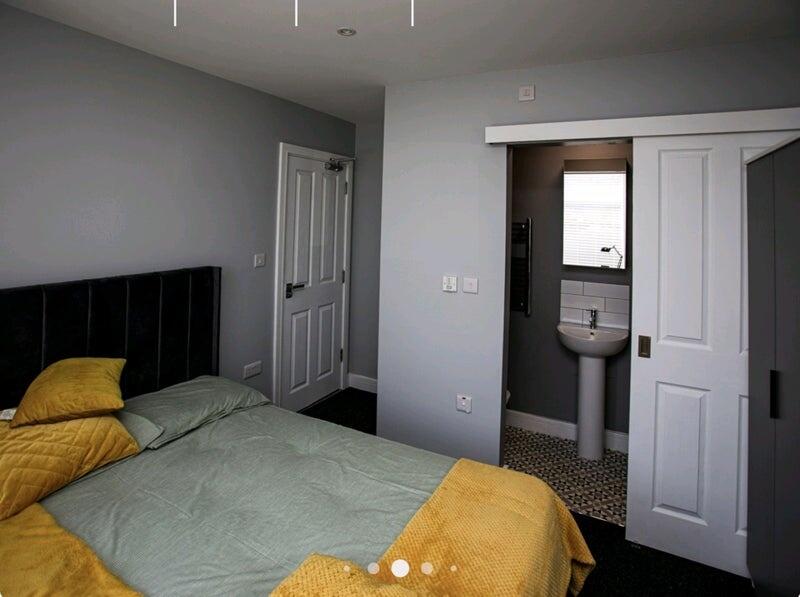 A cozy double bedroom featuring a comfortable b...