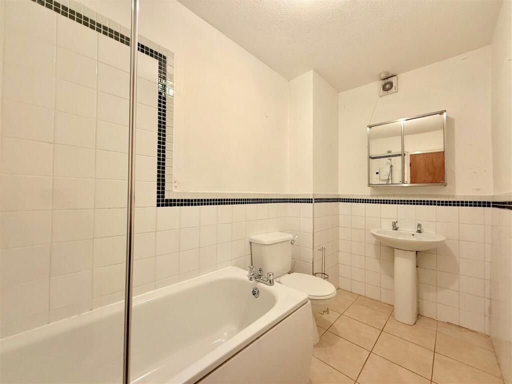 BATHROOM 83 A
