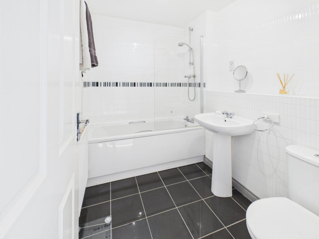 CAM04233G0-PR0036-STILL025