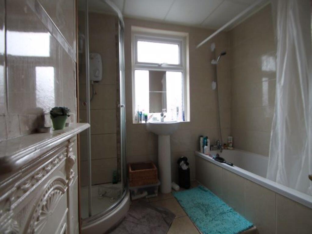 A bright and clean bathroom suite featuring a b...