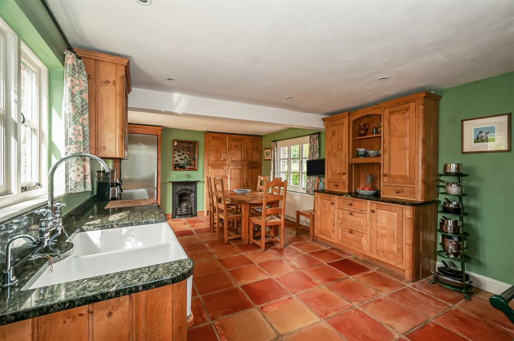 KITCHEN/ DINING ROOM