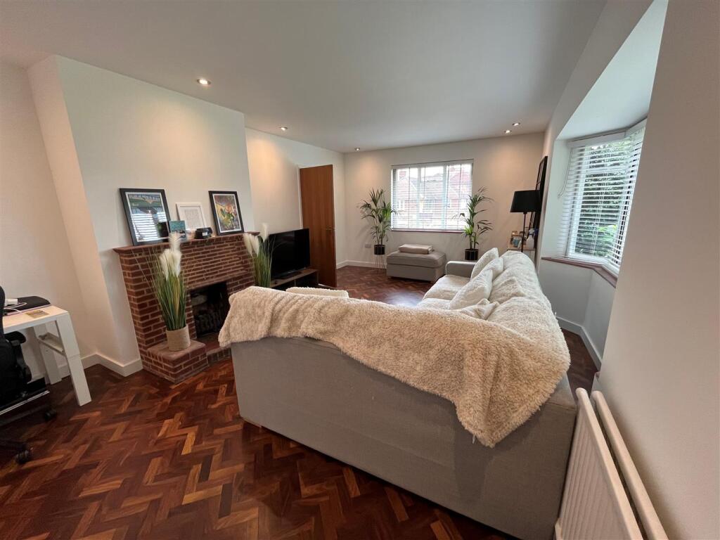 Lounge 1 2022.jpg