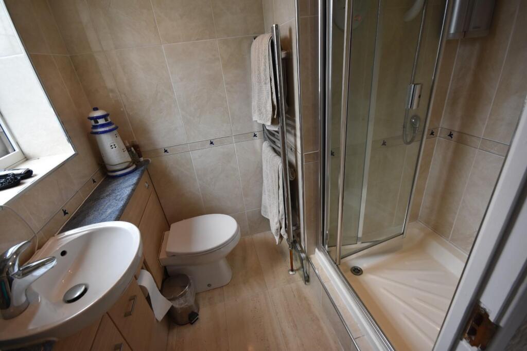 EN-SUITE SHOWER ROOM
