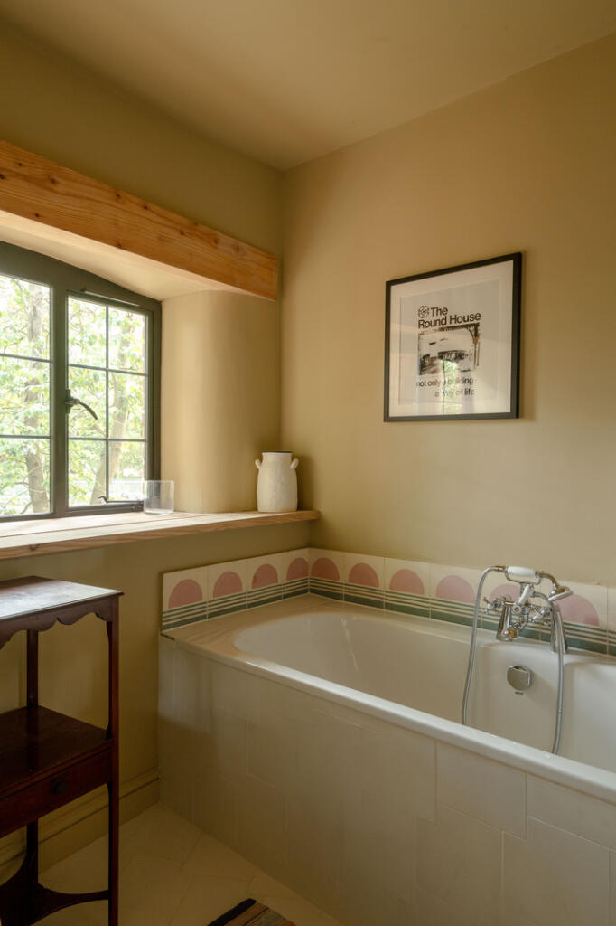 298404 - The Roundhouse, Park Lane, Old Knebwor...