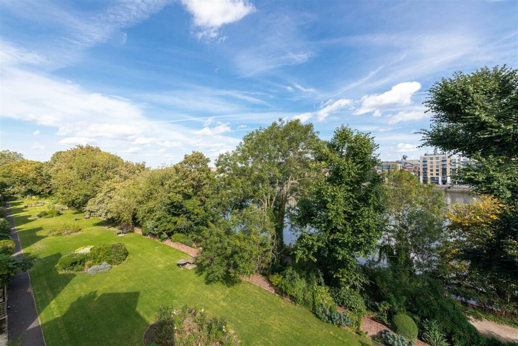 44 Riverview Gdns View 2.jpg
