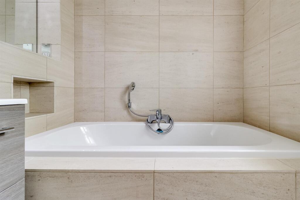 Ensuite (2).jpg