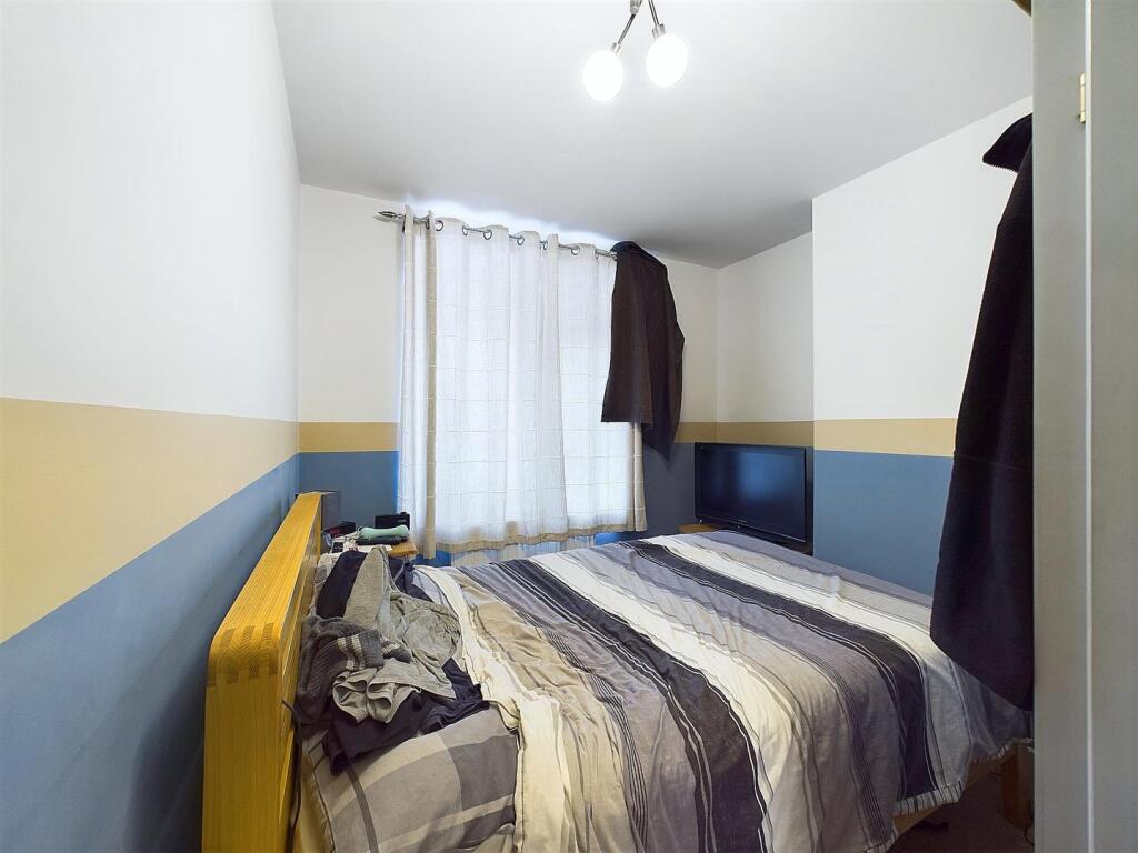 11 - 6 Bedroom HMO.jpg