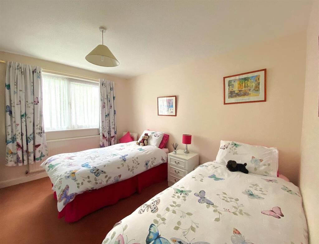 6 Highgrove - Bed3.jpg