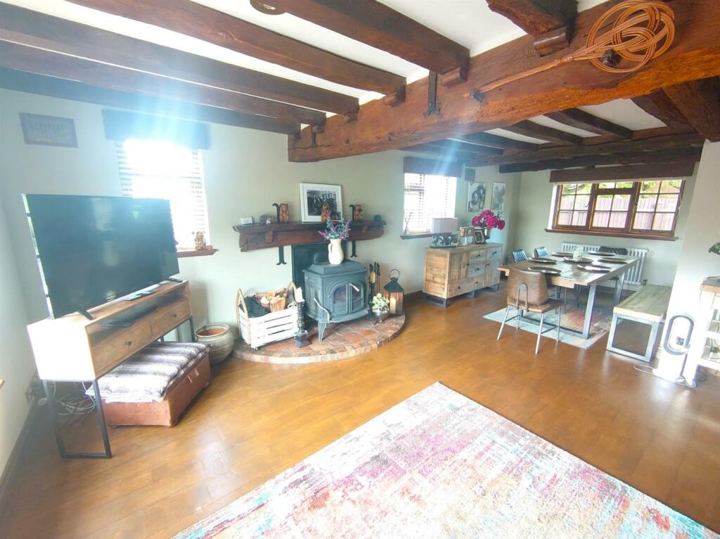 Family Room a.JPG