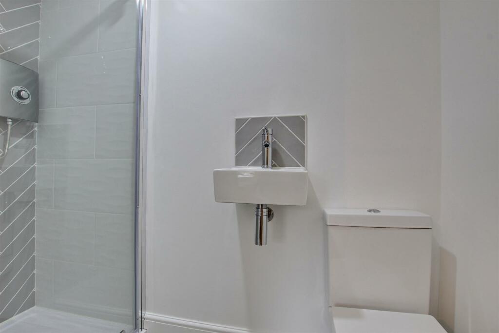 EN-SUITE SHOWER ROOM