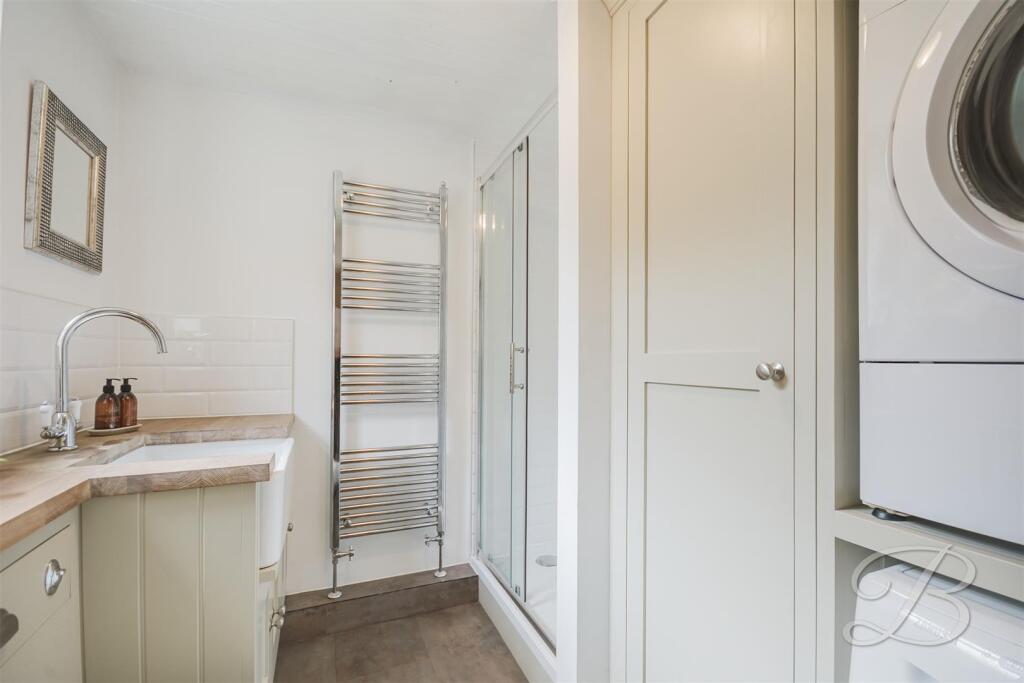 GROUND FLOOR SHOWER ROOM