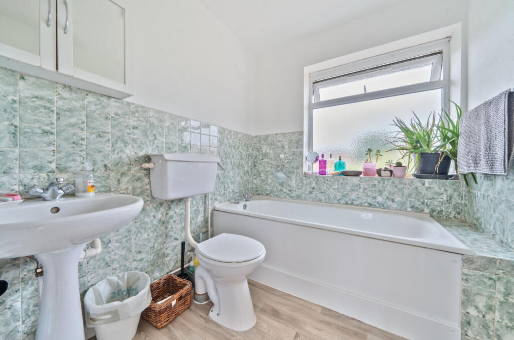 1329834-1-688103c...