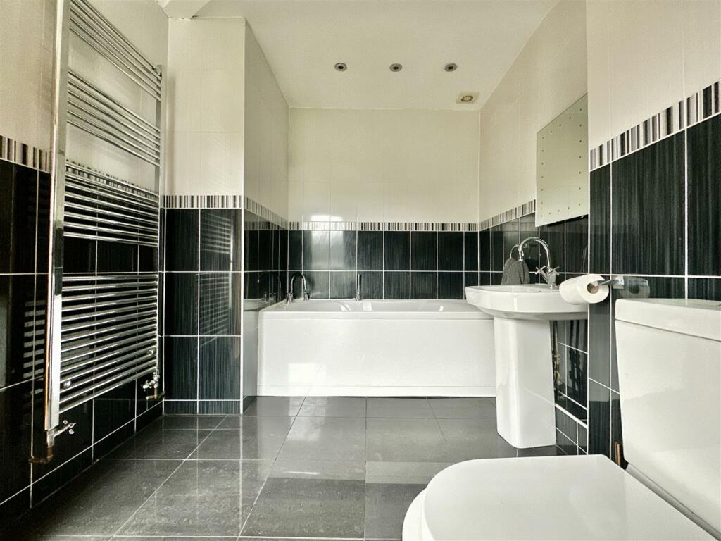 Master Ensuite.jpg