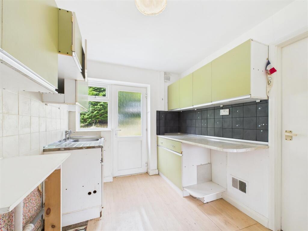 CAM05549G0-PR0035-STILL014.jpg