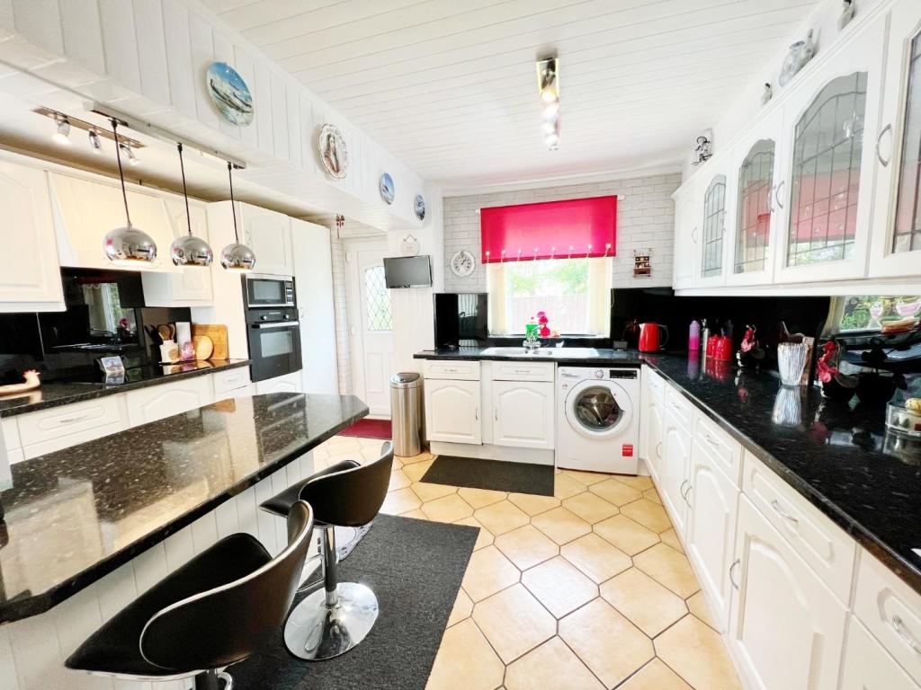 Kitchen 1.jpg