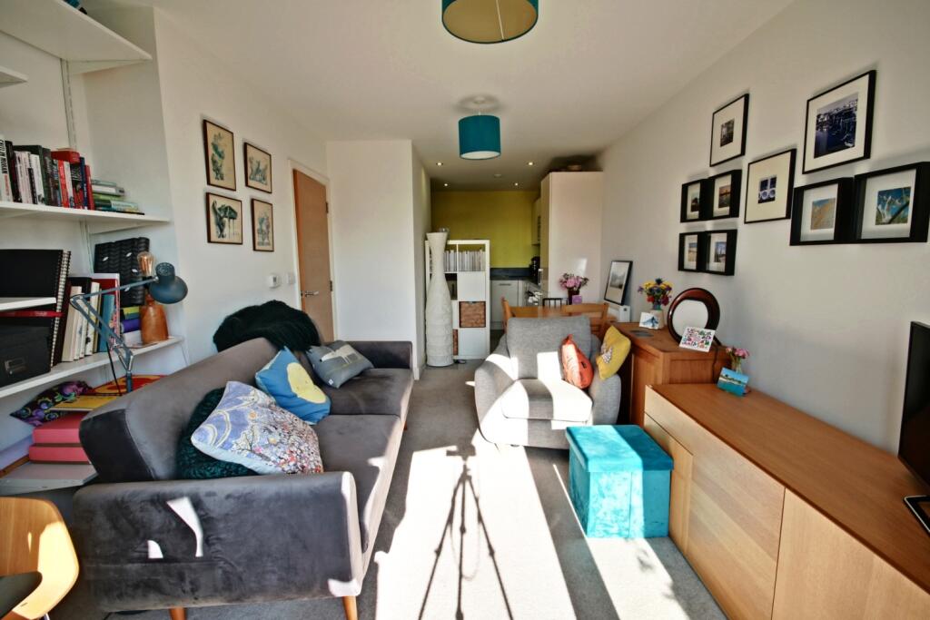 83 Apsley House - Reception-kitchen