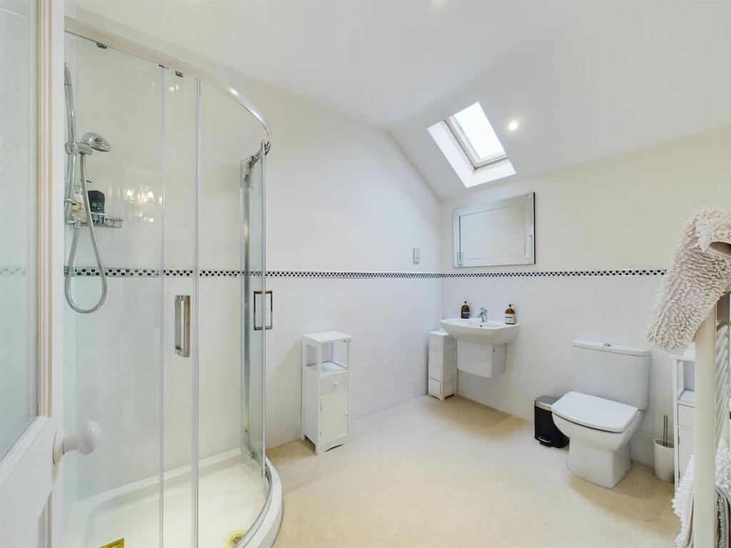 En Suite (Bedroom 2)