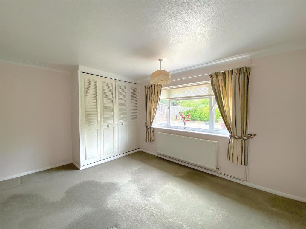 16 Eastergate - Bed3.jpg
