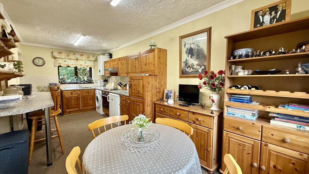 Kitchen/dining ro...