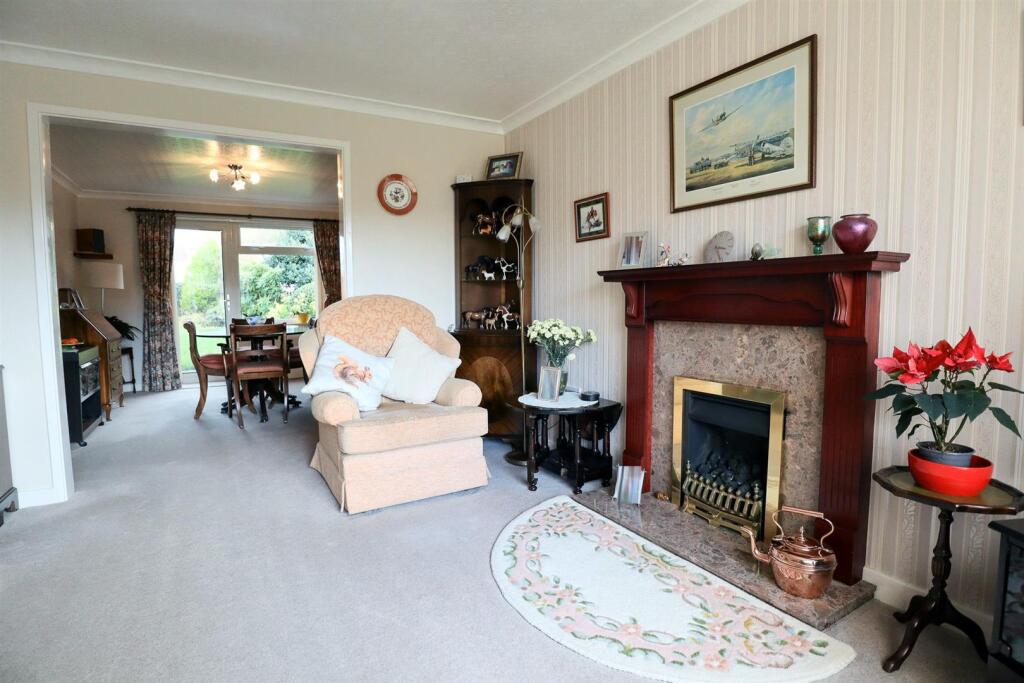 Living room (2).jpg