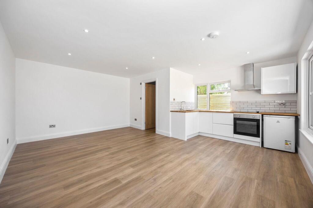 Applesham Avenue 51 COTTAGE LIVING SPACE.jpeg