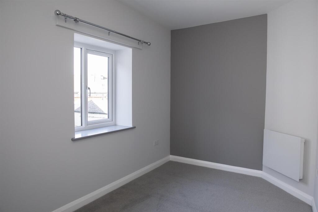 030222-  4 Bank Hous