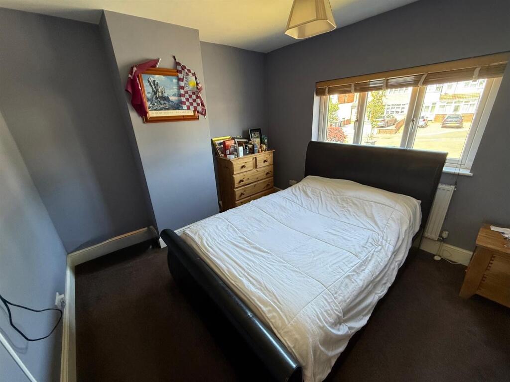 BR102 Bed2.jpg