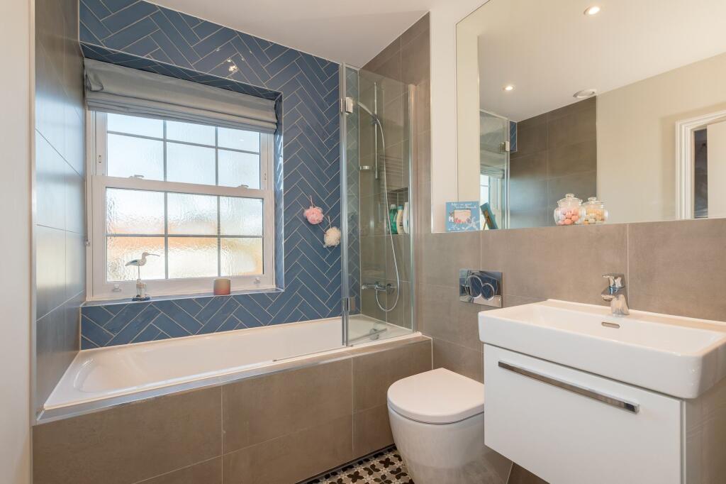 En-suite/ main bathroom