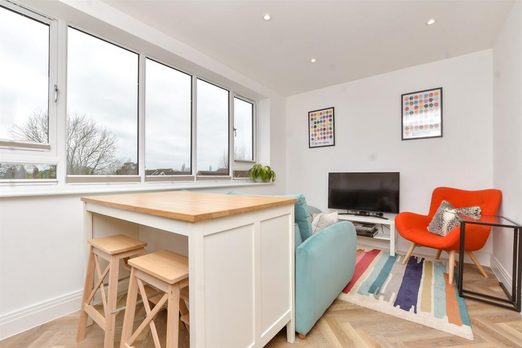Lounge / Kitchen