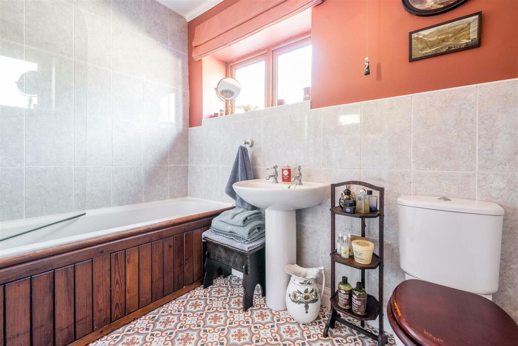 GROUND FLOOR BATHROOM