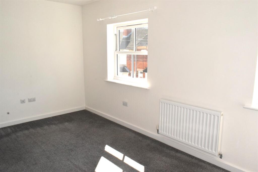42 main bedroom.JPG