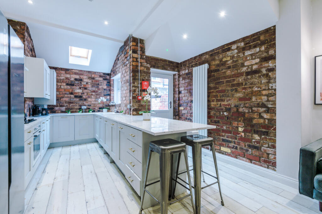 27 Woodcroft Road Living room 7