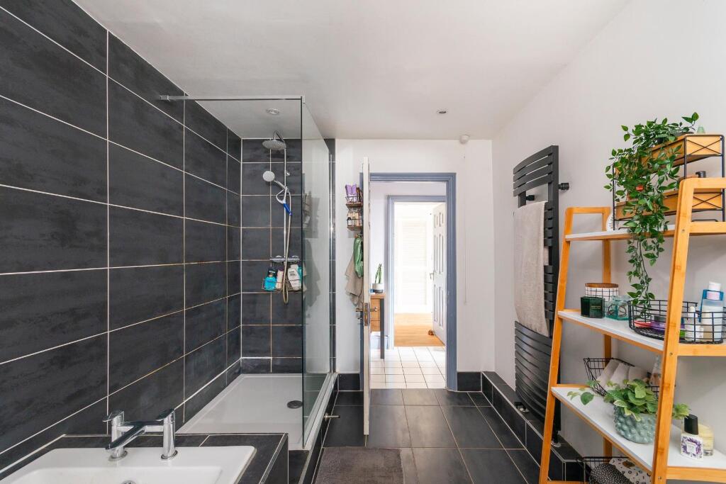 DAORDLEIFGNIRPS57FG - Bathroom A.jpg