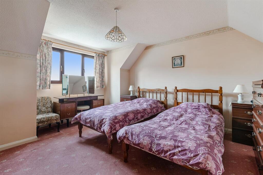 A20 - 10 Crestway Strete - 250424.jpg