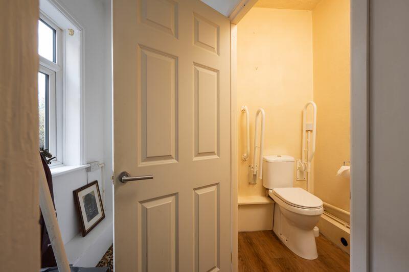 SEPARATE WC off UTLITY ROOM