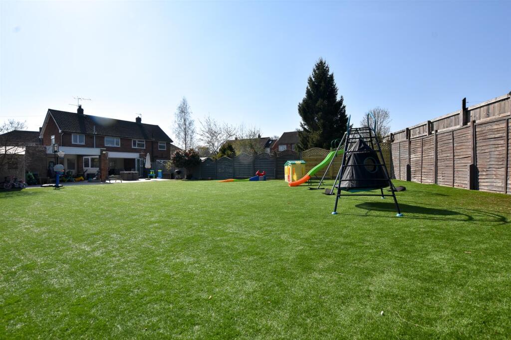 REAR ENCLOSED LARGE GARDEN