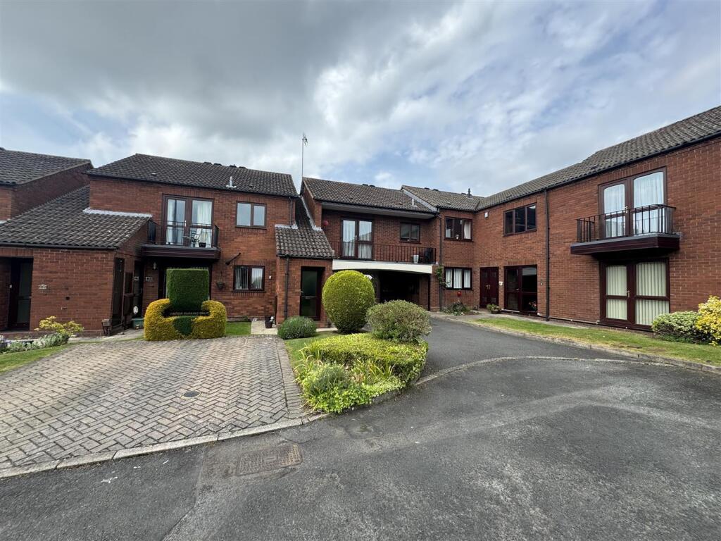 Fredericks Close Norton 1.jpg