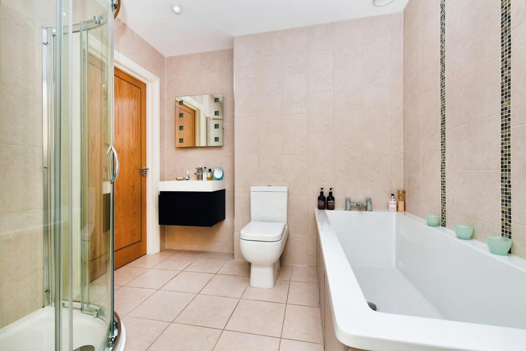 Jack and Jill En Suite