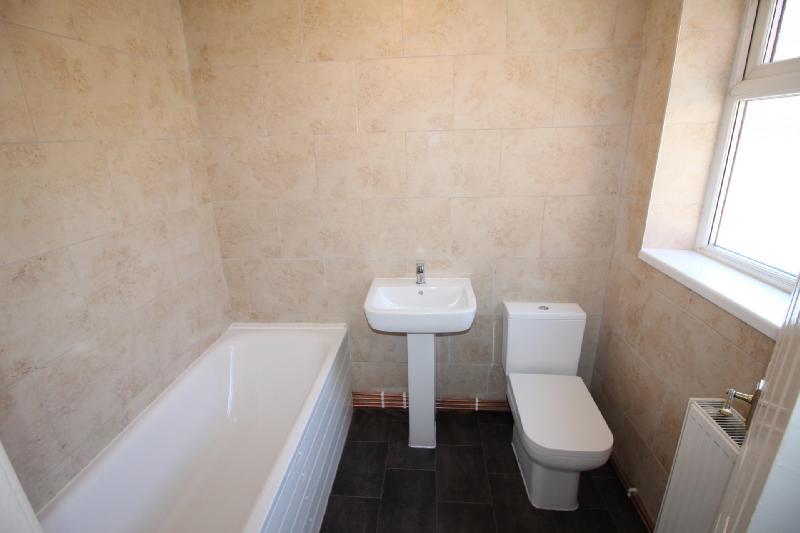 Bathroom (f)