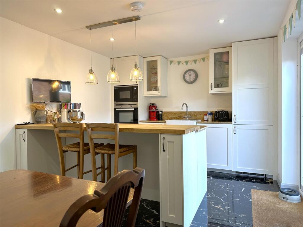 Contemporary Breakfast Kitchen 889